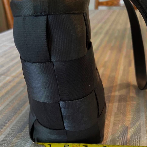 Harvey's Original Seat Belt Bag - medium shoulder tote in steel blue - Picture 7 of 10